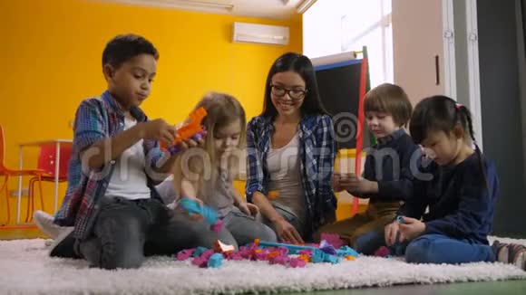 不同的孩子在玩玩具积木视频的预览图