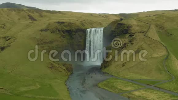 斯高佛斯瀑布和绿色景观冰岛空中景观视频的预览图