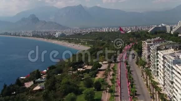 安塔利亚市和带土耳其和安塔利亚旗的海滩视频的预览图