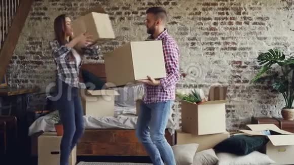 有魅力的一对夫妇在他们新家的卧室里搬箱子那家伙正在搬运东西而他的女朋友在帮忙视频的预览图