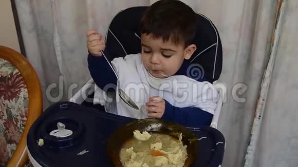 一个半岁的小男孩自己用勺子吃汤视频的预览图