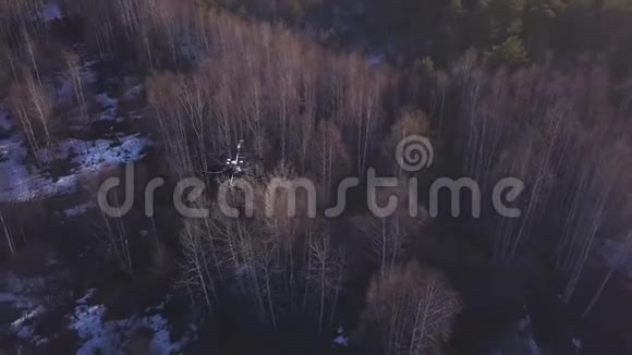 深秋四架飞机在黄树之上飞行地面上有白雪剪辑美丽美丽视频的预览图