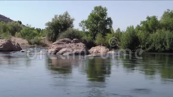 亚利桑那州盐河一个横跨盐河的平底锅看着下游的水流视频的预览图