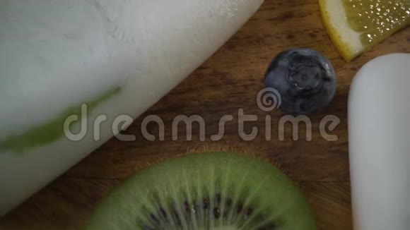 夏季食物用新鲜水果和浆果烹饪自制的水果冰橘子和猕猴桃蓝莓视频的预览图