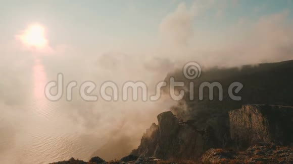 美丽的戏剧性日落五颜六色的云彩和美妙的海岸线从上面的阿亚角在克里米亚视频的预览图