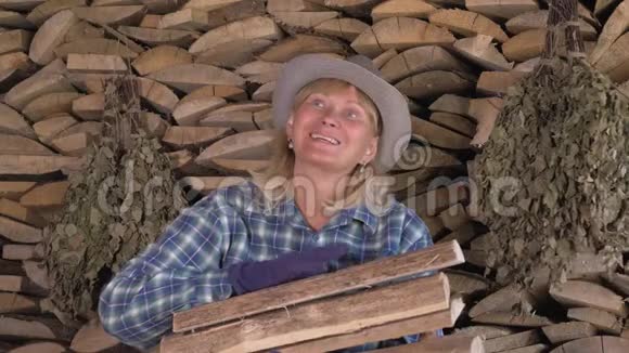 女人拿着一堆木柴视频的预览图