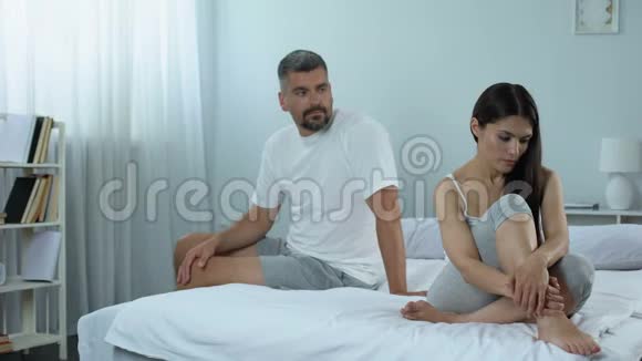 丈夫在床上安慰妻子一对夫妇试图怀孕但没有成功视频的预览图