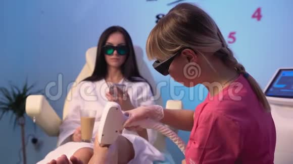 护士做激光脱毛女孩腿上网视频的预览图
