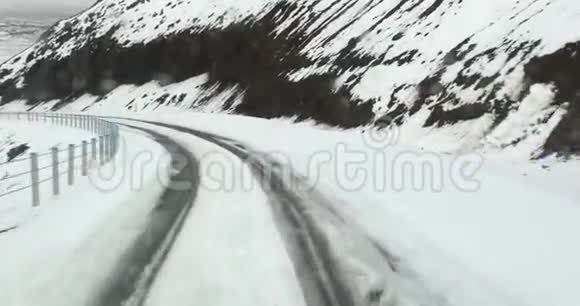 冰岛雪山公路行驶视频的预览图