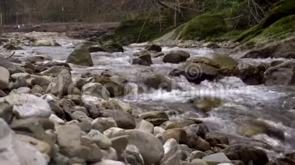 有岩石的高山河快速流动视频的预览图