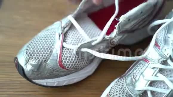 男士双手系鞋带鞋带时间视频的预览图