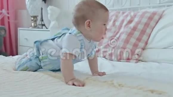 婴儿在床上爬行视频的预览图