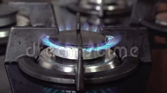 蓝色气体火焰燃烧气体厨房炉子燃烧器视频的预览图