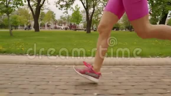 年轻女子奔跑的腿视频的预览图