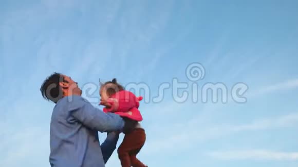 幸福家庭的观念爸爸把婴儿高高地抛向天空爸爸和他的小女儿在公园里玩爸爸扔了视频的预览图