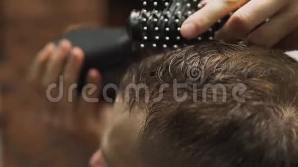 男士理发理发在理发店或发廊视频的预览图