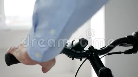 在运动配件商店测试自行车的客户视频的预览图