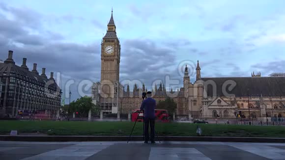 伦敦大本钟静物摄影与交通动态视频的预览图