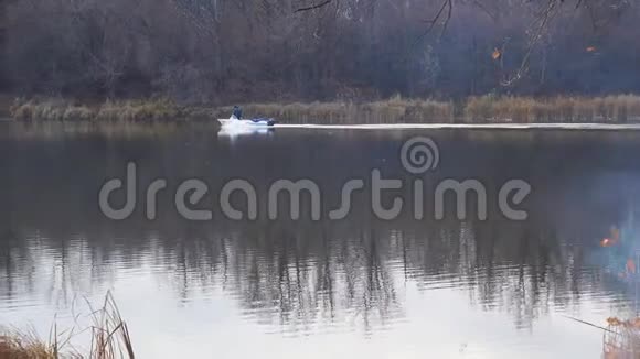摩托艇漂浮在秋湖上视频的预览图