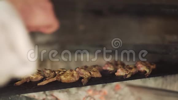 厨师在烤肉肋排上贴箔视频的预览图