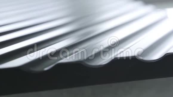 在模糊的背景上关闭黑色波浪屋顶瓷砖的侧面行动黑色波浪屋顶材料建筑视频的预览图