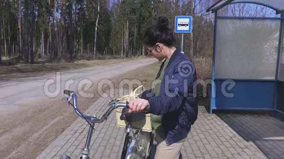 女人骑自行车从篮子里拿苹果视频的预览图