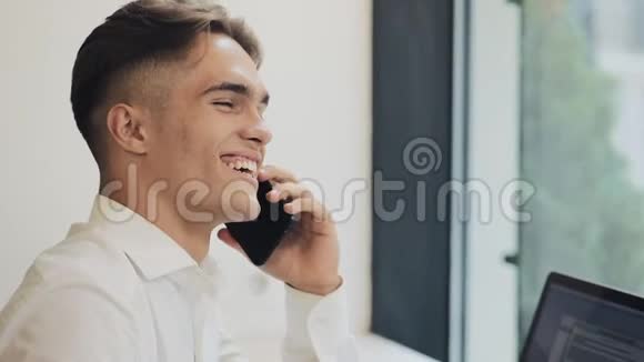 快乐的年轻商人在靠近窗户的咖啡厅用手机聊天现代通信技术视频的预览图