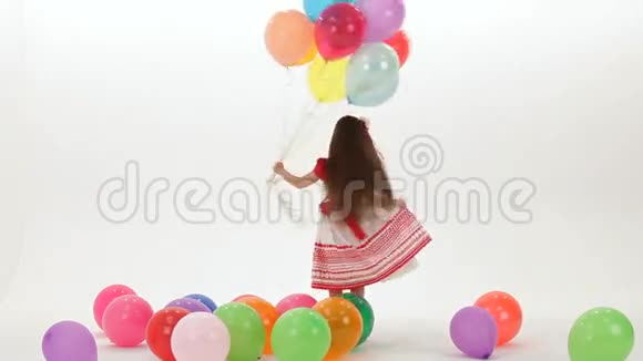 用气球跳舞视频的预览图