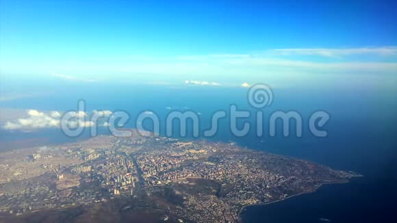 从飞机天空和海洋蓝色俯瞰空中景观视频的预览图