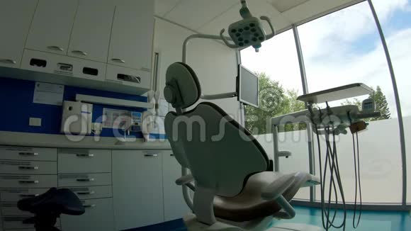 牙科诊所用于牙科工作配有椅子和医疗设备隐私玻璃可眺望蓝天视频的预览图