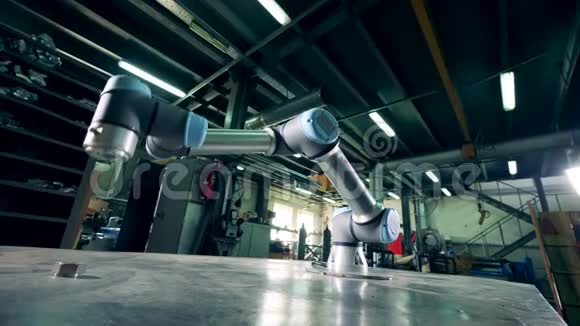 工厂机器人在仓库的桌子上移动视频的预览图