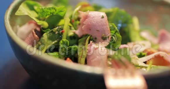 采购产品吃新鲜沙拉熏鸭肉叉子食物视频视频的预览图