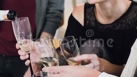 一群混血朋友用香槟庆祝新年或圣诞聚会人们把酒杯放在视频的预览图