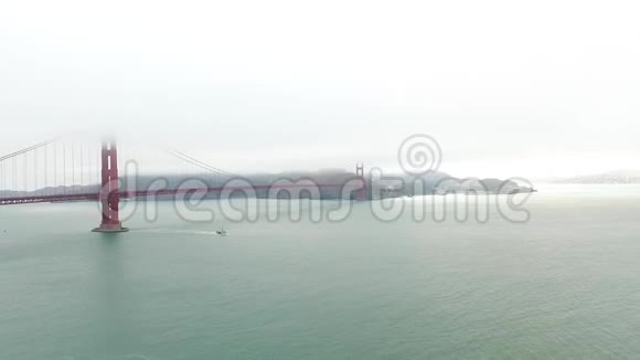三藩市金门大桥在浓密的雾霭中穿行从直升机上俯瞰天桥视频的预览图