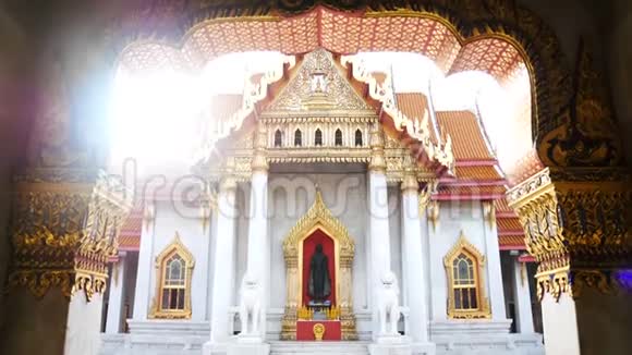 4K镜头早晨的大理石寺庙或WatBenchamabophitDusitWanaram教堂顶部有太阳光是著名的地标视频的预览图