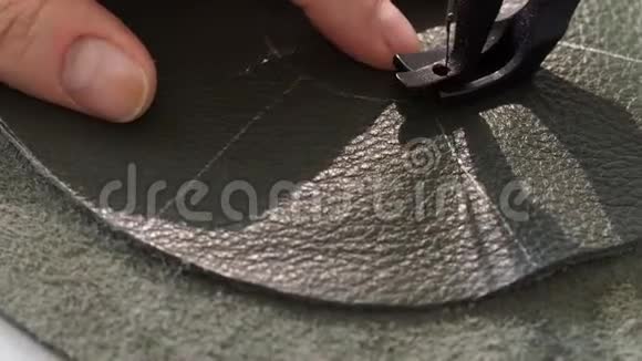 工匠在缝纫机上缝合邮袋视频的预览图