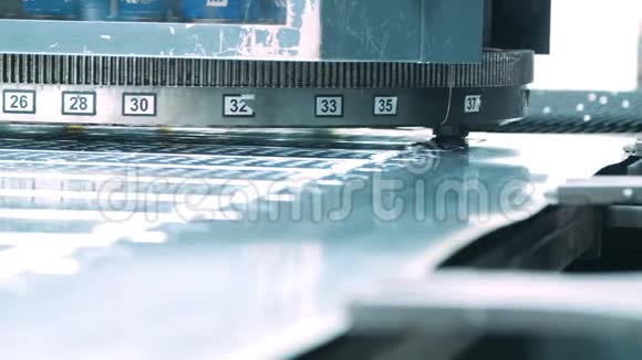 金属打孔工业机械在生产线上工作冲压式压力机视频的预览图