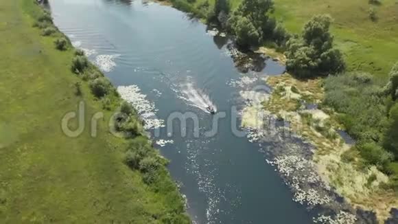 空中观景一艘带马达的小橡皮渔船正在一条小河上快速移动视频的预览图