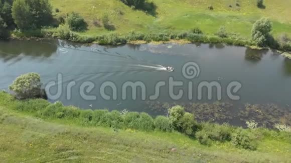 空中观景一艘带马达的小橡皮渔船正在一条小河上快速移动视频的预览图