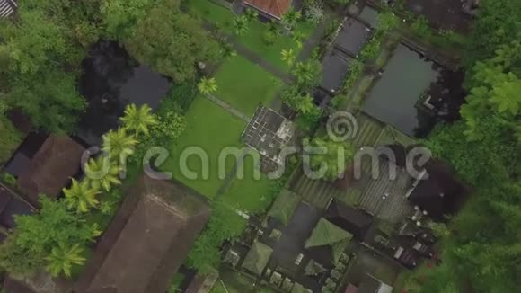 印度尼西亚建筑和印度教寺庙与水塘在热带巴厘岛印度教观景区视频的预览图