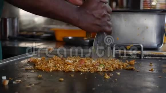 在泰米尔纳德邦和喀拉拉邦印度和斯里兰卡烹饪KothuParotta非常受欢迎的食物印度辣菜帕罗莎做的视频的预览图
