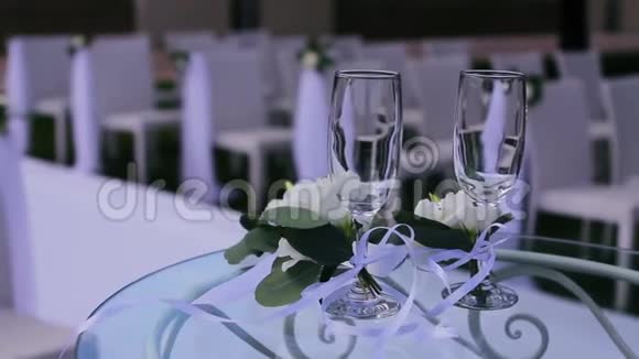 婚礼装饰新郎新娘的眼镜视频的预览图