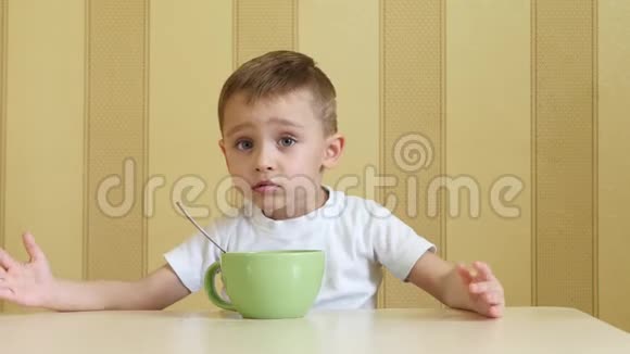 孩子要求食物好吃男孩不喜欢食物用手做手势表现情绪视频的预览图