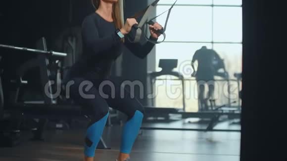 健身房里年轻的健美运动员女学生视频的预览图