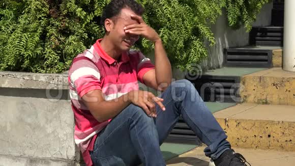 哭泣的西班牙裔男性坐着视频的预览图
