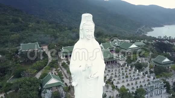 寺庙建筑靠近佛像的上部运动视频的预览图