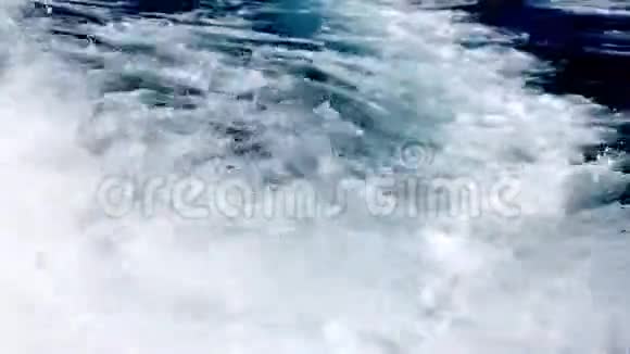 大海陡峭的海浪和游艇的小径夏天视频的预览图