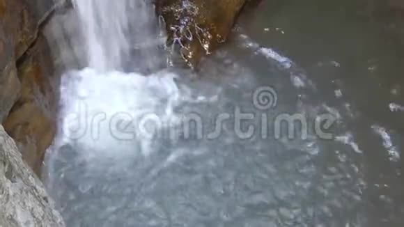 山中小瀑布顶景在石头间流动的纯净水视频的预览图