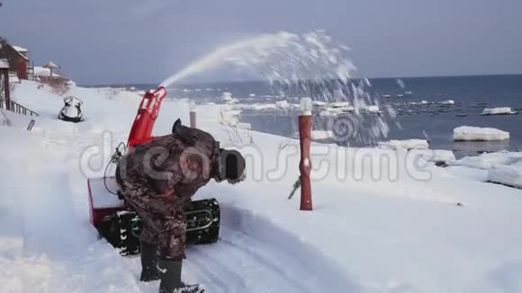人的检查和控制雪机如何在冬天清除积雪视频的预览图