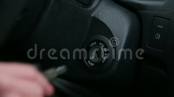 女孩的特写镜头打开汽车里的点火钥匙视频的预览图